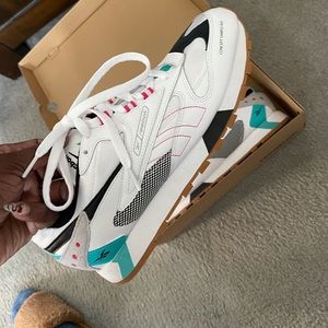 Unisex Reebok sneakers. 🧺